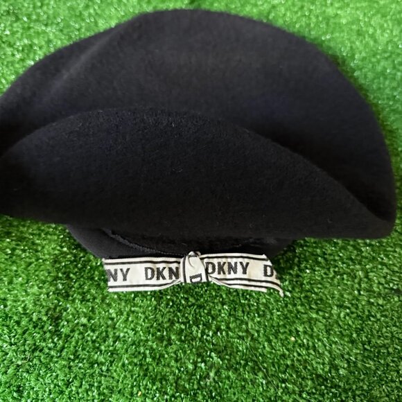 DKNY Women’s Black Felt Beret Tam Boho Hat OS w/ White Contrast Signature Bow - Picture 6 of 10